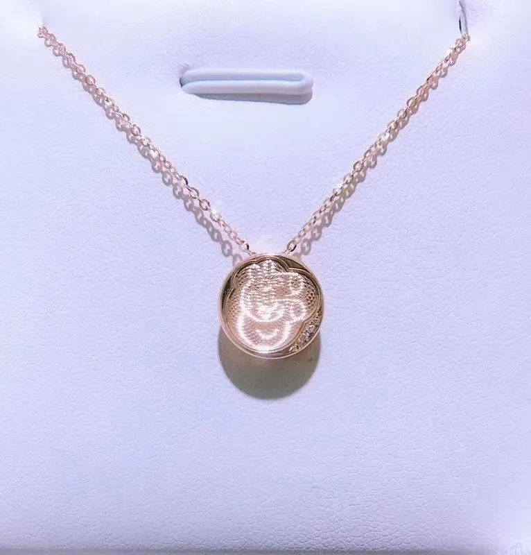 The Jewellery Manufacturing Equipment to Engrave The Gloss Pattern on Pendant